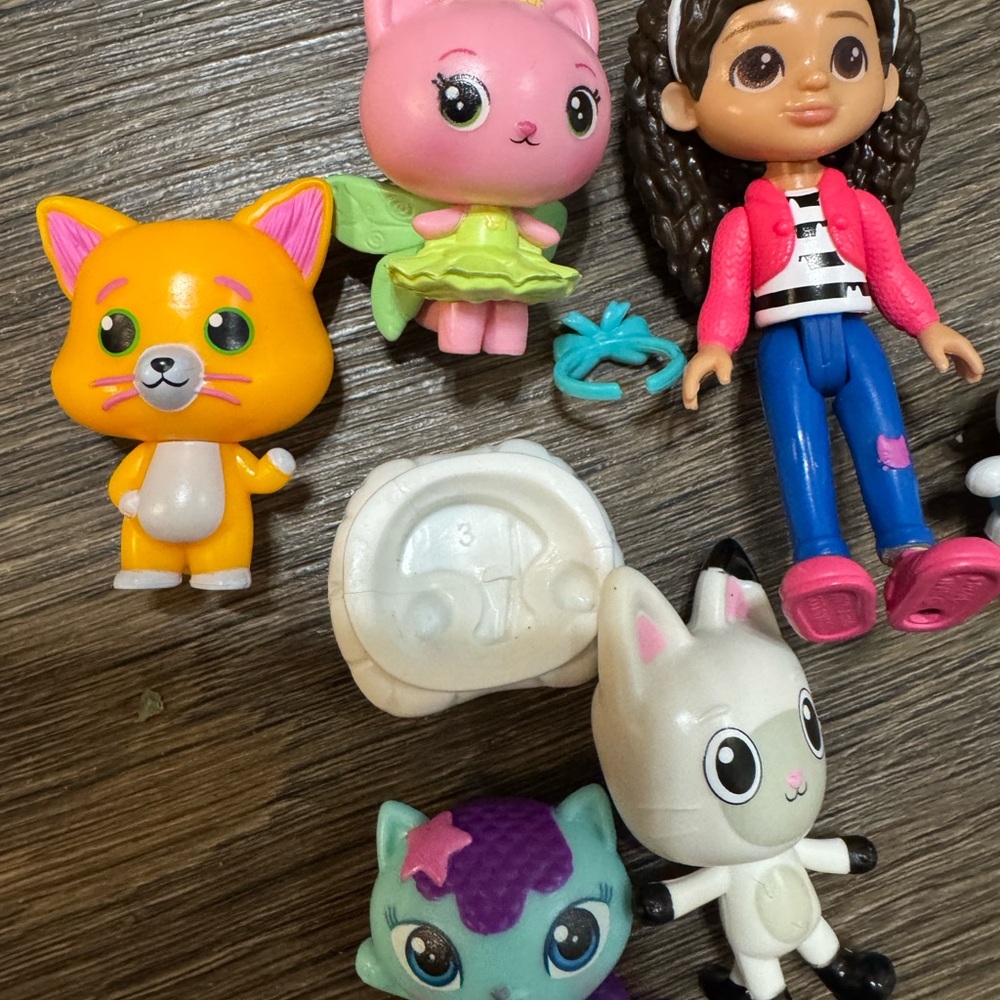 Gabby's Dollhouse Mini Figures Lot - Picture 2 of 3